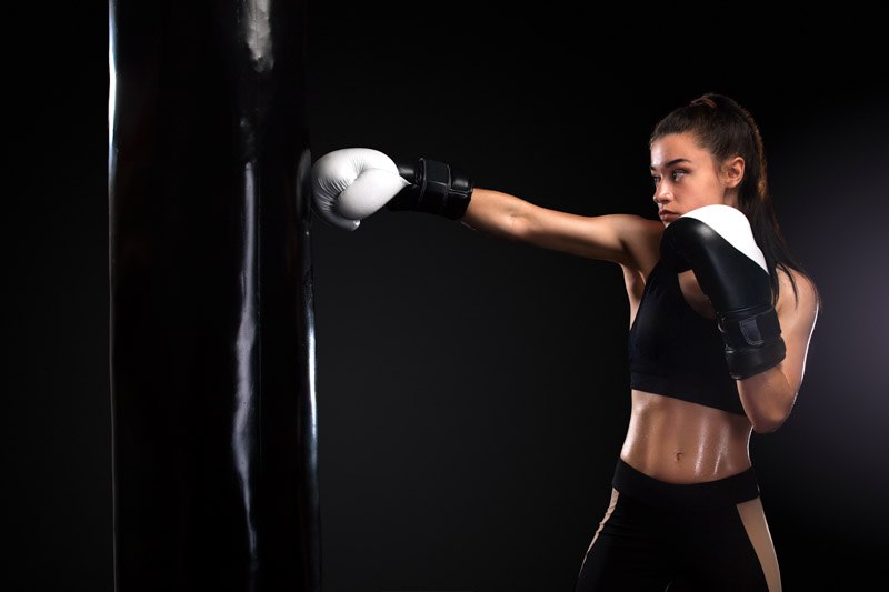 Sportlerin beim Boxtraining am Sandsack